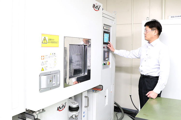 環境対応振動試験機（電磁加振機）