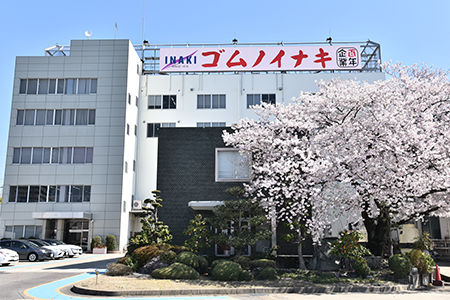 大高本社の大きなデジタルサイネージ